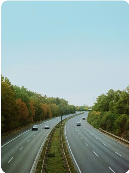Autovía entre árboles